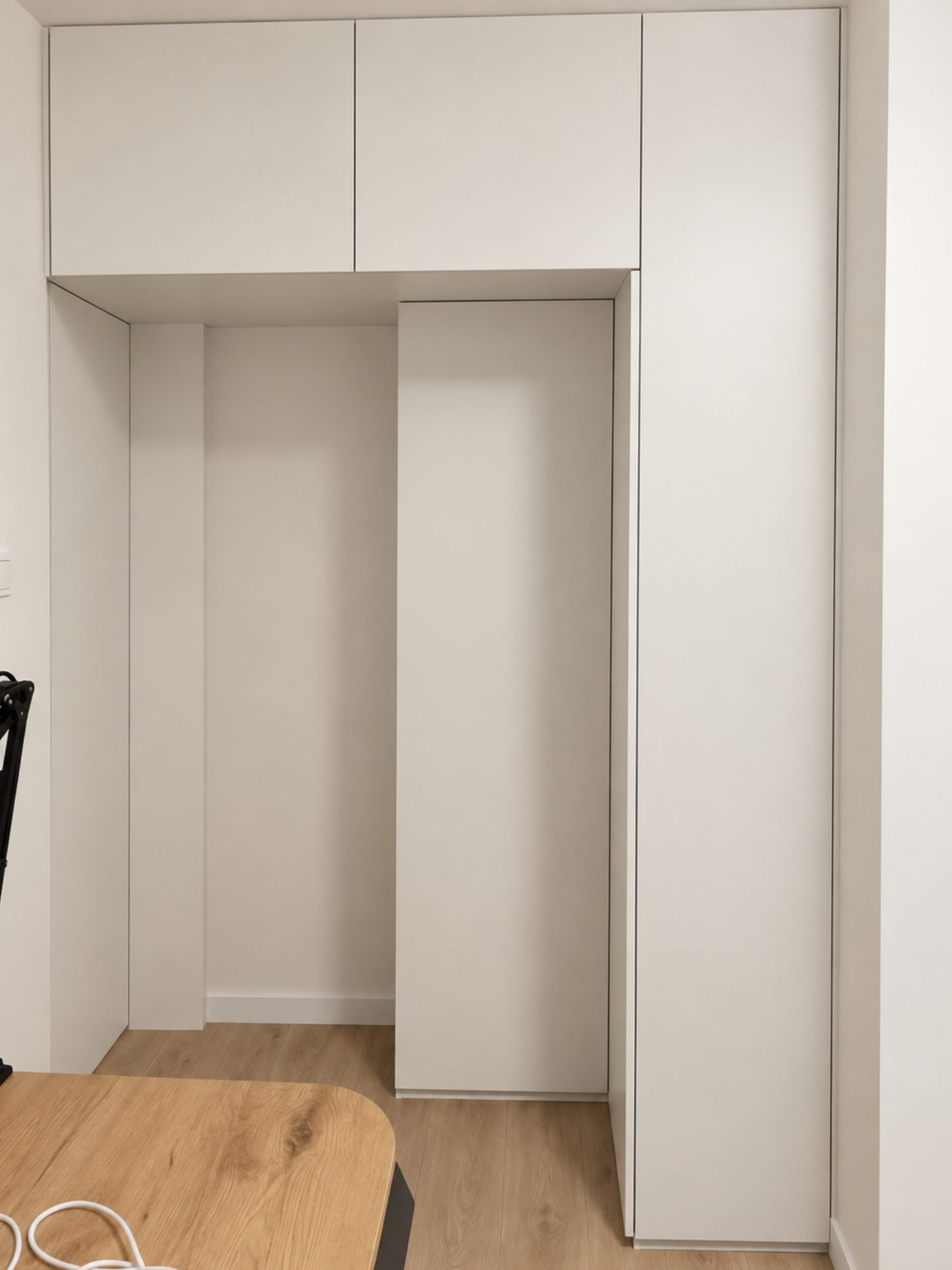 Zabudowa ścienna z szafami na wymiar - realizacja Stylprojekt