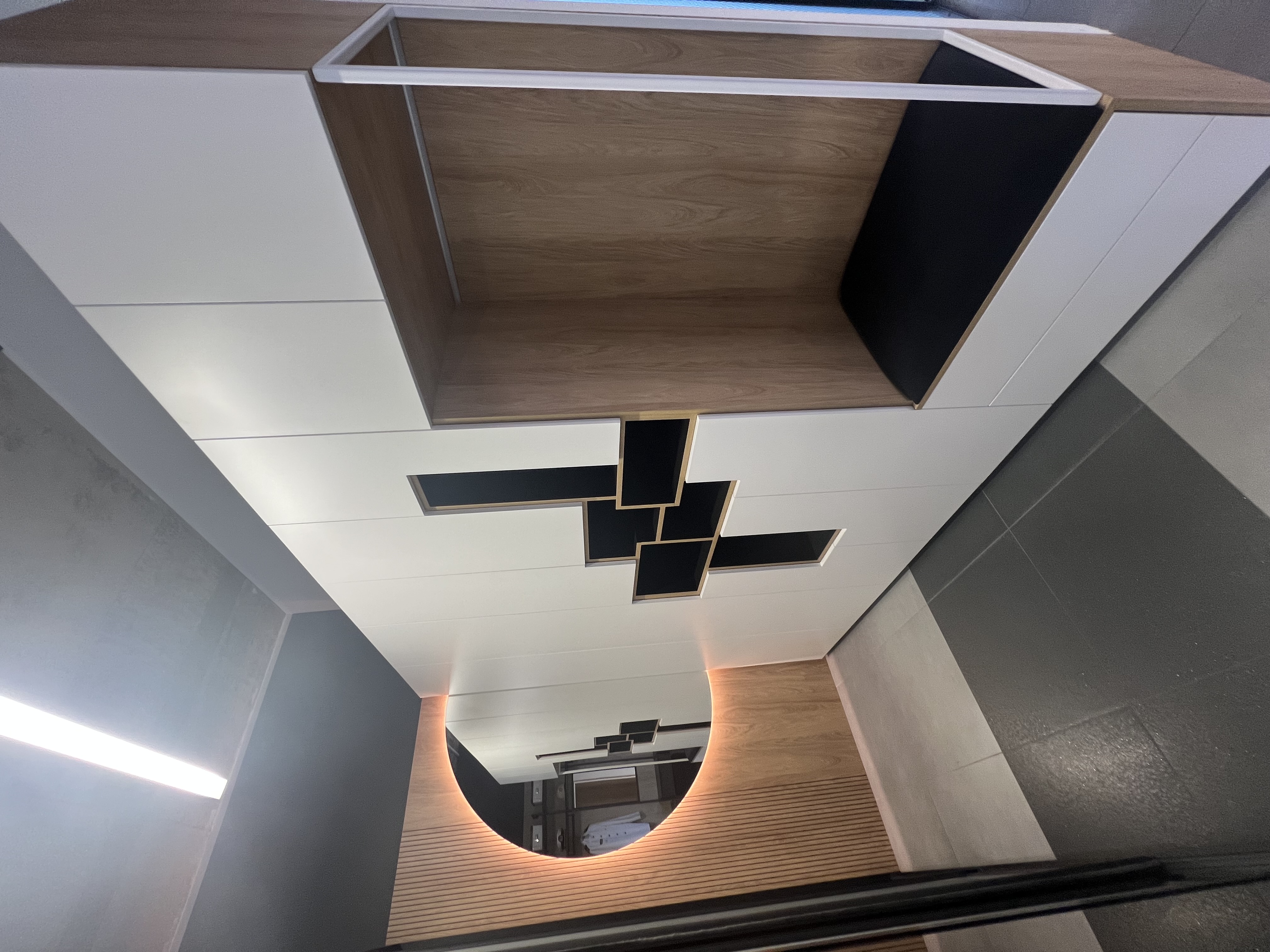 Hallway storage with seat and mirror - Stylprojekt project