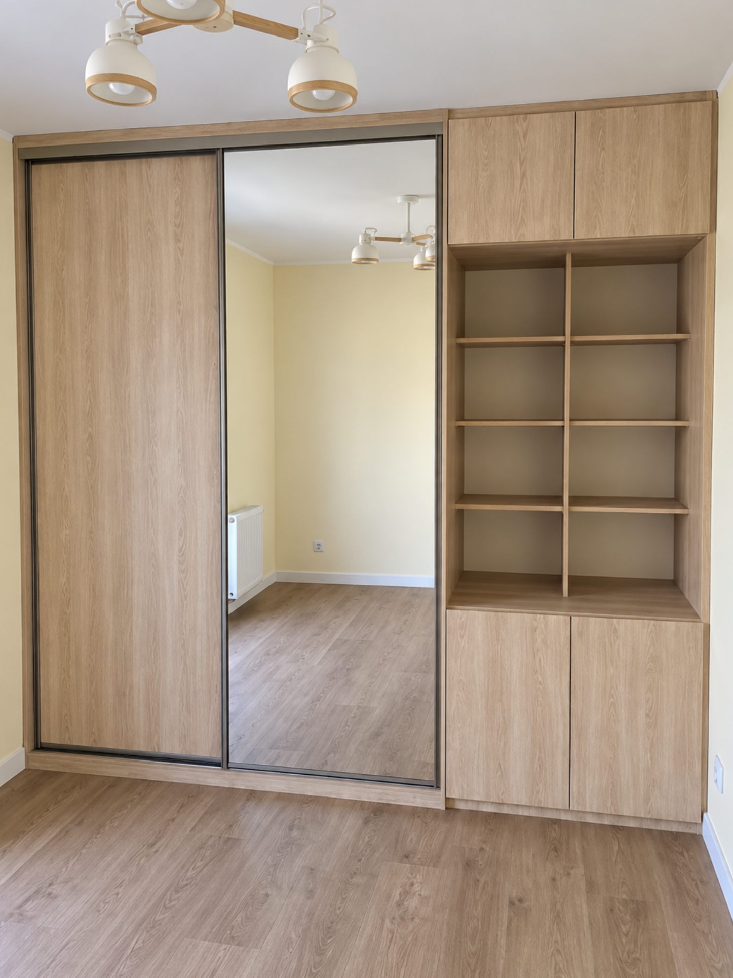 Szafa przesuwna z lustrem i regałem - realizacja Stylprojekt