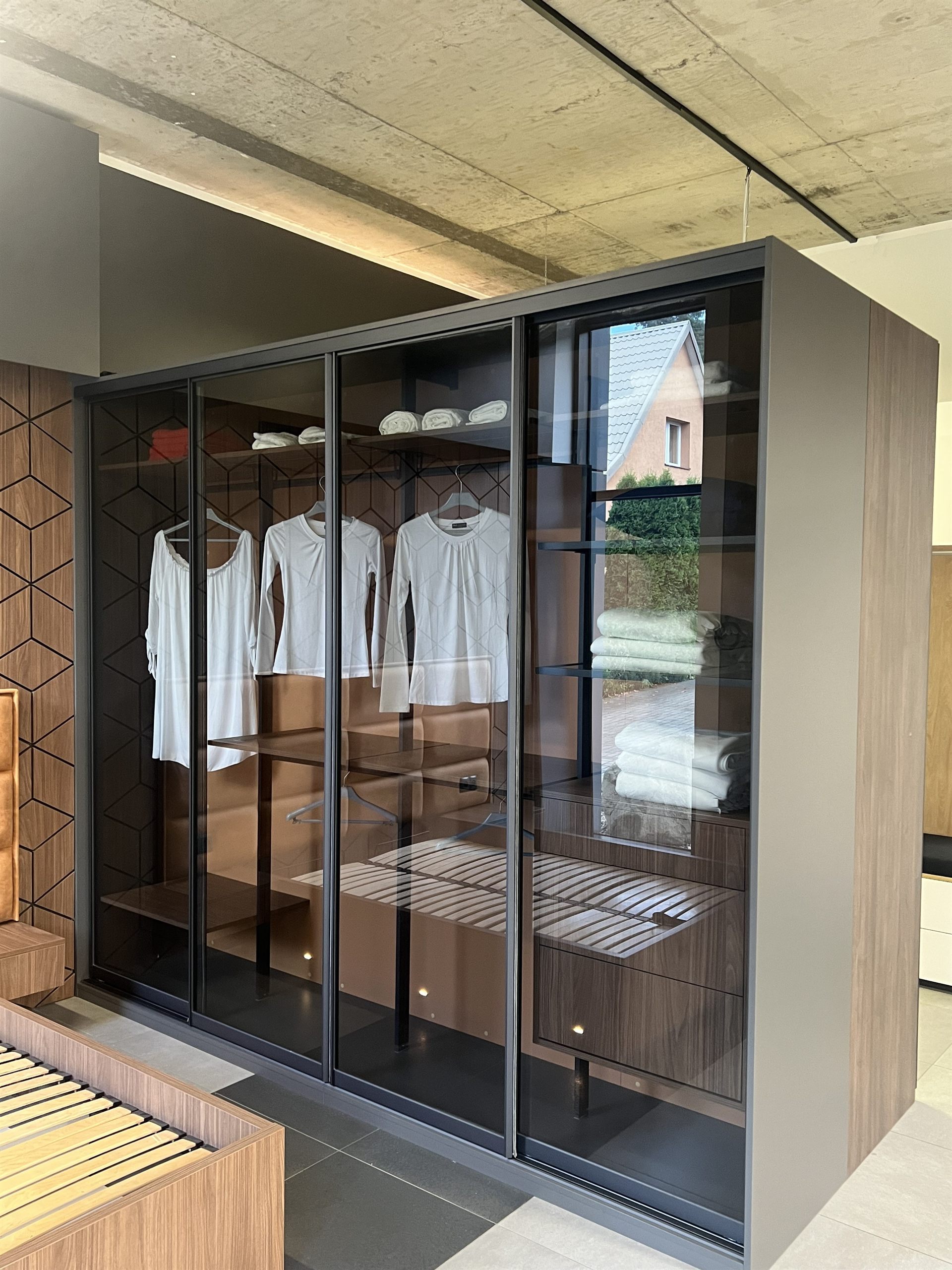Walk-in wardrobe with glass fronts - Stylprojekt project